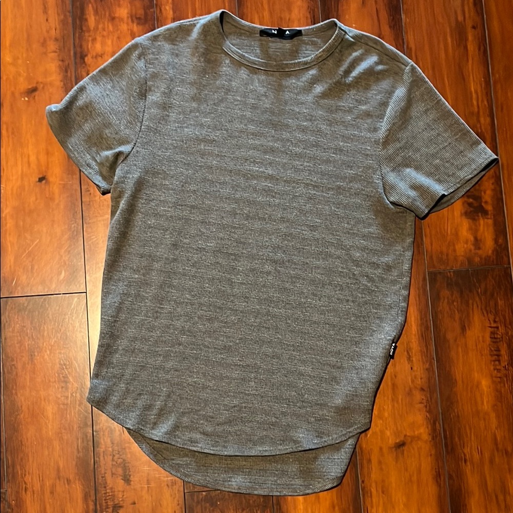 Buckle Gray Short Sleeve Tee with Modern Hemline